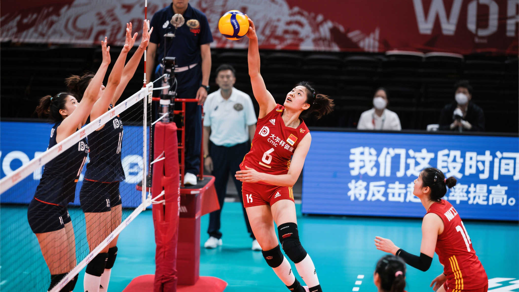 中国女排力克日本！龚翔宇道出关键原因，赵勇深度解析